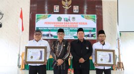 Kepala Kantor Kementerian Agama Kabupaten Melawi, H.. Subakir bersama H. Kartono (Ketua Ikatan Penyuluh Agama Republik Indonesia Provinsi Kalimantan Barat) dan Dua Penyuluh Agama Kemenag Melawi yang mendapatkan penghargaan atas capaian sertifikat halal bagi pelaku UMKM.