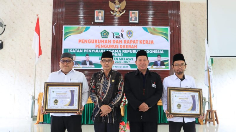 Kepala Kantor Kementerian Agama Kabupaten Melawi, H.. Subakir bersama H. Kartono (Ketua Ikatan Penyuluh Agama Republik Indonesia Provinsi Kalimantan Barat) dan Dua Penyuluh Agama Kemenag Melawi yang mendapatkan penghargaan atas capaian sertifikat halal bagi pelaku UMKM.