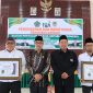 Kepala Kantor Kementerian Agama Kabupaten Melawi, H.. Subakir bersama H. Kartono (Ketua Ikatan Penyuluh Agama Republik Indonesia Provinsi Kalimantan Barat) dan Dua Penyuluh Agama Kemenag Melawi yang mendapatkan penghargaan atas capaian sertifikat halal bagi pelaku UMKM.