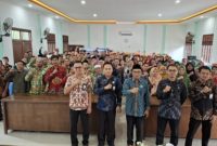 Kepala Kantor Kemenag Melawi, H. Subakir didampingi Kasubag TU, H. Fadzli Aminudin, Analisis Kepegawaian (Ibnu Pranomo), Arsiparis (Imam Fajar Saputra) berprose bersama calon peserta PPPK Kemenag Melawi.