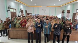 Kepala Kantor Kemenag Melawi, H. Subakir didampingi Kasubag TU, H. Fadzli Aminudin, Analisis Kepegawaian (Ibnu Pranomo), Arsiparis (Imam Fajar Saputra) berprose bersama calon peserta PPPK Kemenag Melawi.