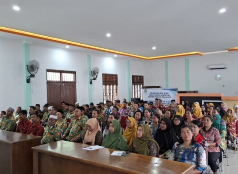 Calon Peserta PPPK Kemenag Melawi sedang mengikuti bimbingan teknis persiapan penerimaan Pegawai Pemerintah dengan Perjanjian Kerja di Aula Kantor Kemenag Melawi.