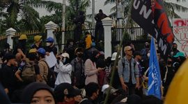 Aksi Demonstrasi Mahasiswa dan Masyarakat Sipil Tolak UU TNI di depan Kantor DPR RI, Senayan, Jakarta Pusat. Kamis, (27/03/2025).