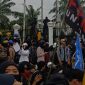 Aksi Demonstrasi Mahasiswa dan Masyarakat Sipil Tolak UU TNI di depan Kantor DPR RI, Senayan, Jakarta Pusat. Kamis, (27/03/2025).