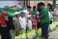 Herman Ali, Ketua Pengurus Anak Cabang Gerakan Pemuda Ansor Kecamatan Pontianak Utara (PAC GP Ansor Pontura) menyantuni anak yatim di Kecamatan Pontianak Utara, Kota Pontianak. Minggu, (16/03/2025).