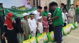 Herman Ali, Ketua Pengurus Anak Cabang Gerakan Pemuda Ansor Kecamatan Pontianak Utara (PAC GP Ansor Pontura) menyantuni anak yatim di Kecamatan Pontianak Utara, Kota Pontianak. Minggu, (16/03/2025).