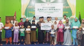 Ketua LAZISNU Kabupaten Melawi, Ustadz M Yusuf didampingi Ketua PCNU Kabupaten Melawi foto bersama 20 mustahik zakat fitrah dari LAZISNU via Yourpay bertajuk Ramadhan Penuh Cinta.