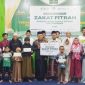 Ketua LAZISNU Kabupaten Melawi, Ustadz M Yusuf didampingi Ketua PCNU Kabupaten Melawi foto bersama 20 mustahik zakat fitrah dari LAZISNU via Yourpay bertajuk Ramadhan Penuh Cinta.