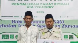 Ketua LAZISNU Kabupaten Melawi, Ustadz M Yusuf bersama Mbah Saji, seorang lansia berusia 80 tahun yang menjadi mustahik zakat fitrah dari LAZISNU 