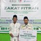 Ketua LAZISNU Kabupaten Melawi, Ustadz M Yusuf bersama Mbah Saji, seorang lansia berusia 80 tahun yang menjadi mustahik zakat fitrah dari LAZISNU 