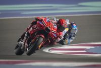 Marc Marquez dari Ducati Lenovo Team memimpin balapan saat Sprint Race. Foto : Facebook/MotoGP