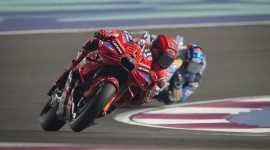 Marc Marquez dari Ducati Lenovo Team memimpin balapan saat Sprint Race. Foto : Facebook/MotoGP