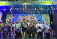 Ketua Panitia Festival Agus Sugianto, Sultan Pontianak, Anggota Komisi V DPR RI H. Syarief Abdullah, Wakil Ketua DPRD Provinsi Kalbar Serta tamu undangan turut serta menabuh Darbuka, pertanda penutupan Festival Musik Bangun Sahur 