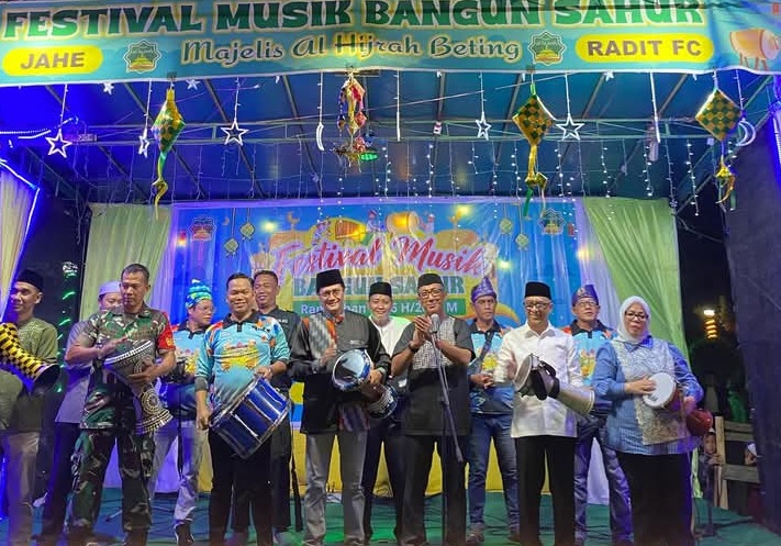 Ketua Panitia Festival Agus Sugianto, Sultan Pontianak, Anggota Komisi V DPR RI H. Syarief Abdullah, Wakil Ketua DPRD Provinsi Kalbar Serta tamu undangan turut serta menabuh Darbuka, pertanda penutupan Festival Musik Bangun Sahur 