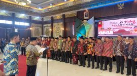 Gubernur Kalbar Drs. H. Ria Norsan, MM. MH melantik pengurus IKBM Kalbar periode 2025 - 2030 di Aula Pendopo Gubernur Kalbar 