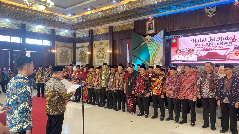 Gubernur Kalbar Drs. H. Ria Norsan, MM. MH melantik pengurus IKBM Kalbar periode 2025 - 2030 di Aula Pendopo Gubernur Kalbar 