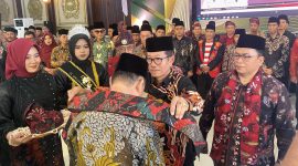 Ketua Majelis Kehormatan IKBM Kalbar H. Mahalli Ilyas Mengalungkan Selendang dan Memakaikan Odheng Kepada Gubernur Kalbar 