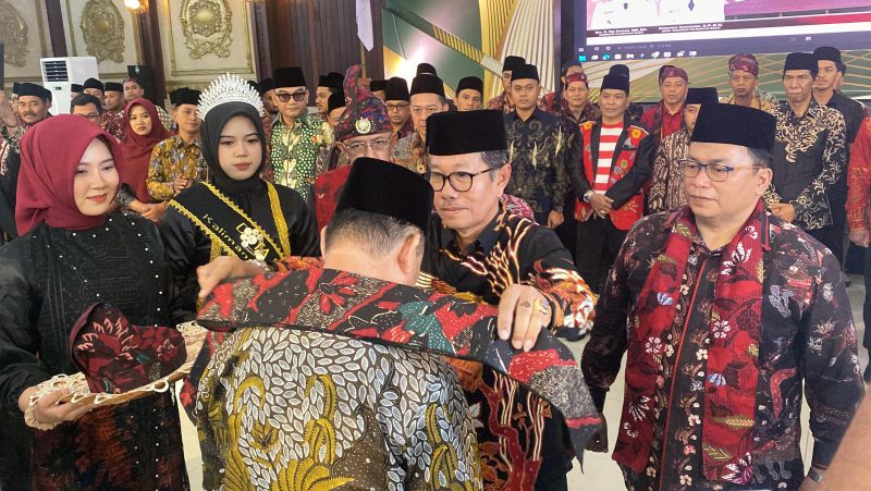 Ketua Majelis Kehormatan IKBM Kalbar H. Mahalli Ilyas Mengalungkan Selendang dan Memakaikan Odheng Kepada Gubernur Kalbar 