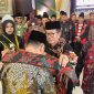 Ketua Majelis Kehormatan IKBM Kalbar H. Mahalli Ilyas Mengalungkan Selendang dan Memakaikan Odheng Kepada Gubernur Kalbar 