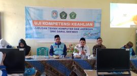 Ketua Yayasan Pondok Pesantren Nahdlatul Athfal Gus Warisi Dahlan, M.AP memberi kata sambutan dalam acara UKK SMK Darul Dakwah