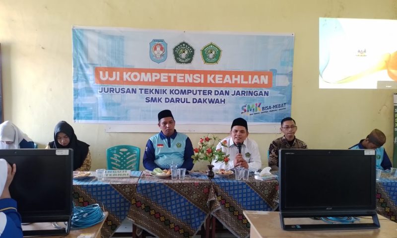 Ketua Yayasan Pondok Pesantren Nahdlatul Athfal Gus Warisi Dahlan, M.AP memberi kata sambutan dalam acara UKK SMK Darul Dakwah