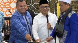 Anggota DPR RI H. Syarief Abdullah Alkadrie, Camat Sajingan Besar dan Ketua Panitia Pelaksana H. Subhan Nur