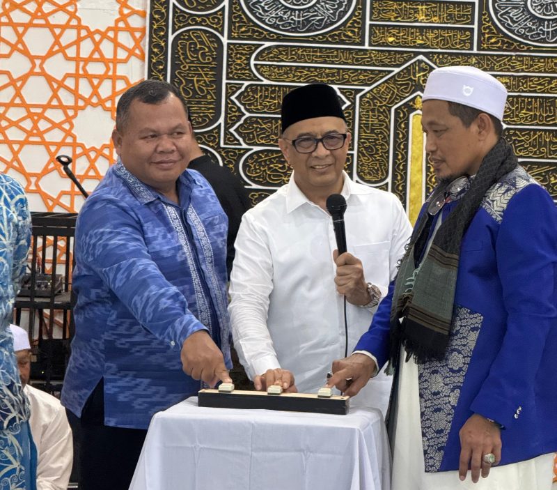 Anggota DPR RI H. Syarief Abdullah Alkadrie, Camat Sajingan Besar dan Ketua Panitia Pelaksana H. Subhan Nur