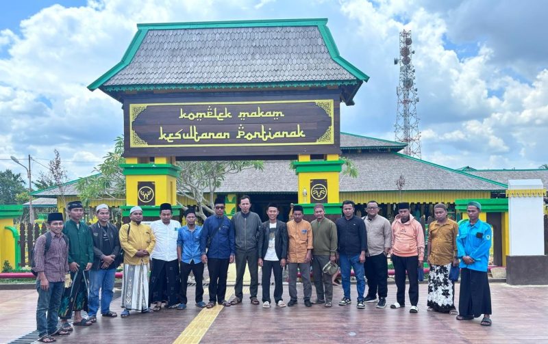 Sejumlah Pemuda Yang Tergabung dalam Komunitas Nahdliyin Kalbar sedang berfoto bersama di depan Kompleks Makam Kesultanan Pontianak
