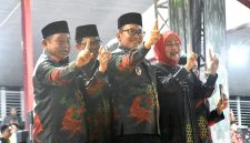 Bupati Sujiwo bersama Ketua TP PKK Atzebiyatulensi Sujiwo Ketua DPRD Kubu Raya Johan Saimima dan Kepala Kantor Kementerian Agama Kubu Raya Ekhsan Saat menghadiri Pembukaan Musabaqah Tilawatil Qur’an (MTQ) XXXIII Tingkat Provinsi Kalimantan Barat Tahun 2025 
