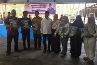 Anggota DPR RI H. Syarief Abdullah Al Kadrie Didampingi Wakil Ketua DPRD Provinsi Kalbar Hj. Hadijah Fitriah memberikan Bantuan Sembako Kepada Warga.