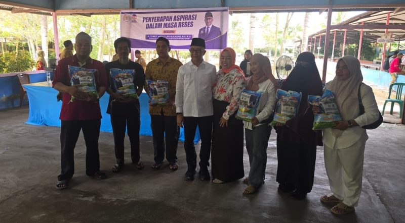 Anggota DPR RI H. Syarief Abdullah Al Kadrie Didampingi Wakil Ketua DPRD Provinsi Kalbar Hj. Hadijah Fitriah memberikan Bantuan Sembako Kepada Warga.
