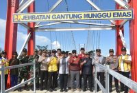 Anggota Komisi V DPR RI Syarief Abdullah, Bupati Kubu Raya Sujiwo, Ketua DPRD Kabupaten Kubu Raya Johan Saimima dan Para Tamu Undangan berfoto bersama usai peresmian 