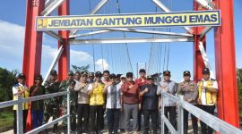 Anggota Komisi V DPR RI Syarief Abdullah, Bupati Kubu Raya Sujiwo, Ketua DPRD Kabupaten Kubu Raya Johan Saimima dan Para Tamu Undangan berfoto bersama usai peresmian 