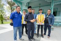 Anggota Komisi V DPR RI H. Syarief Abdullah Al Kadrie Didampingi Kepala Balai Penataan Bangunan, Prasarana dan Kawasan Kalimantan Barat Mohd Yoza Habibie.  

