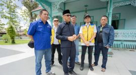 Anggota Komisi V DPR RI H. Syarief Abdullah Al Kadrie Didampingi Kepala Balai Penataan Bangunan, Prasarana dan Kawasan Kalimantan Barat Mohd Yoza Habibie.  

