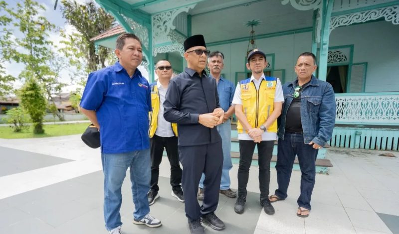 Anggota Komisi V DPR RI H. Syarief Abdullah Al Kadrie Didampingi Kepala Balai Penataan Bangunan, Prasarana dan Kawasan Kalimantan Barat Mohd Yoza Habibie.  

