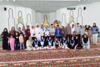 Kepala Kemenhaj Melawi, Muhamad Desi Asiska, melepas delapan jamaah umrah PT. Aulia Wisata Tour Cabang Melawi di Masjid Agung Kota Juang, Rabu (10/12).