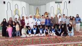 Kepala Kemenhaj Melawi, Muhamad Desi Asiska, melepas delapan jamaah umrah PT. Aulia Wisata Tour Cabang Melawi di Masjid Agung Kota Juang, Rabu (10/12).