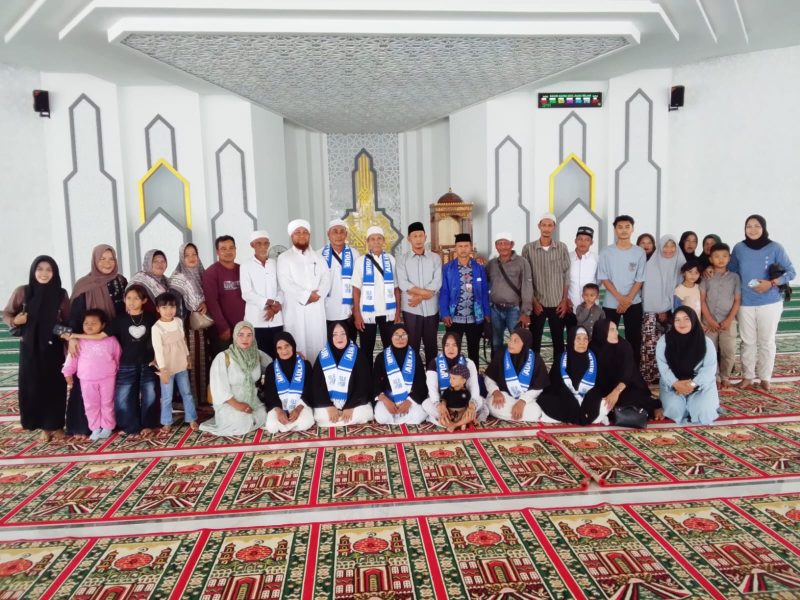Kepala Kemenhaj Melawi, Muhamad Desi Asiska, melepas delapan jamaah umrah PT. Aulia Wisata Tour Cabang Melawi di Masjid Agung Kota Juang, Rabu (10/12).