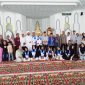 Kepala Kemenhaj Melawi, Muhamad Desi Asiska, melepas delapan jamaah umrah PT. Aulia Wisata Tour Cabang Melawi di Masjid Agung Kota Juang, Rabu (10/12).