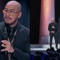 Pandji Pragiwaksono saat tampil dalam spesial stand-up comedy Mens Rea yang tayang di Netflix. Materi komedi bernuansa kritik sosial ini menuai perhatian luas sekaligus memicu perdebatan publik terkait batas humor, kebebasan berekspresi, dan sensitivitas masyarakat Indonesia.