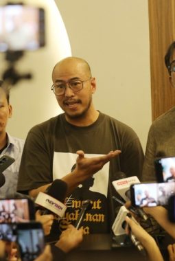 Diseret ke Jalur Hukum, Pandji Pragiwaksono Tak Gentar: ‘Mens Rea’ Jalan Terus!