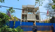 Ketua DPW Partai NasDem Kalimantan Barat, H. Syarief Abdullah Alkadrie, S.H., M.H., saat meninjau langsung proses pembangunan Kantor NasDem Kalbar. 