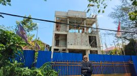 Ketua DPW Partai NasDem Kalimantan Barat, H. Syarief Abdullah Alkadrie, S.H., M.H., saat meninjau langsung proses pembangunan Kantor NasDem Kalbar. 