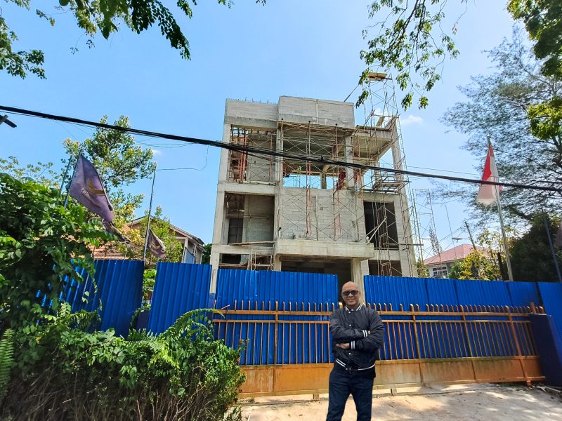 Ketua DPW Partai NasDem Kalimantan Barat, H. Syarief Abdullah Alkadrie, S.H., M.H., saat meninjau langsung proses pembangunan Kantor NasDem Kalbar. 