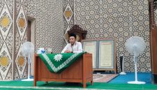 Ustadz Abdussyukur Al-Hafidz menyampaikan tausiah pada kegiatan Gemar (Gerakan Masyarakat Ramaikan) Subuh berjamaah di Masjid Ibnu Taimiyah, Nanga Pinoh, Rabu (14/04). Dalam tausiahnya, ia mengulas empat macam fitnah dalam Surah Al-Kahfi sebagai pedoman menghadapi ujian kehidupan.
