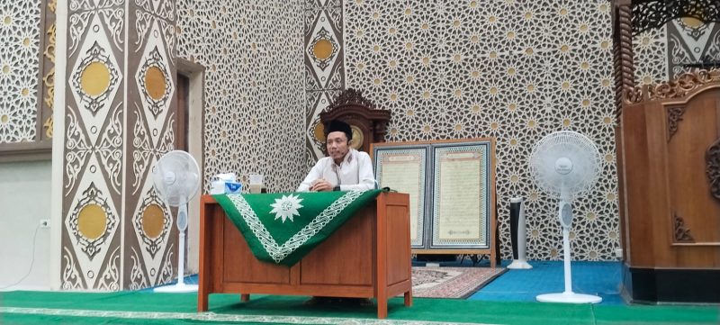 Ustadz Abdussyukur Al-Hafidz menyampaikan tausiah pada kegiatan Gemar (Gerakan Masyarakat Ramaikan) Subuh berjamaah di Masjid Ibnu Taimiyah, Nanga Pinoh, Rabu (14/04). Dalam tausiahnya, ia mengulas empat macam fitnah dalam Surah Al-Kahfi sebagai pedoman menghadapi ujian kehidupan.