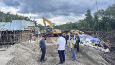 Anggota Komisi V DPR RI Fraksi NasDem, Syarief Abdullah Alkadrie, meninjau langsung progres pembangunan jembatan gantung yang menghubungkan Simpang Raya dan Simpang Kanan dan Pembangunan Jalan Desa Durian Puguk di Kabupaten Kubu Raya, Kalimantan Barat, Sabtu 18 April 2026.