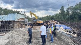 Anggota Komisi V DPR RI Fraksi NasDem, Syarief Abdullah Alkadrie, meninjau langsung progres pembangunan jembatan gantung yang menghubungkan Simpang Raya dan Simpang Kanan dan Pembangunan Jalan Desa Durian Puguk di Kabupaten Kubu Raya, Kalimantan Barat, Sabtu 18 April 2026.