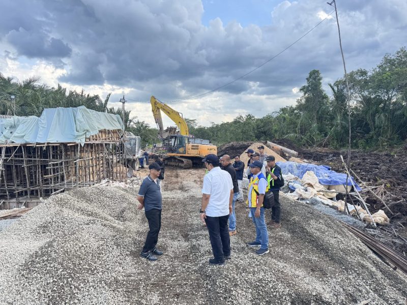 Anggota Komisi V DPR RI Fraksi NasDem, Syarief Abdullah Alkadrie, meninjau langsung progres pembangunan jembatan gantung yang menghubungkan Simpang Raya dan Simpang Kanan dan Pembangunan Jalan Desa Durian Puguk di Kabupaten Kubu Raya, Kalimantan Barat, Sabtu 18 April 2026.